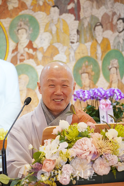 전등사 주지 여암 스님.