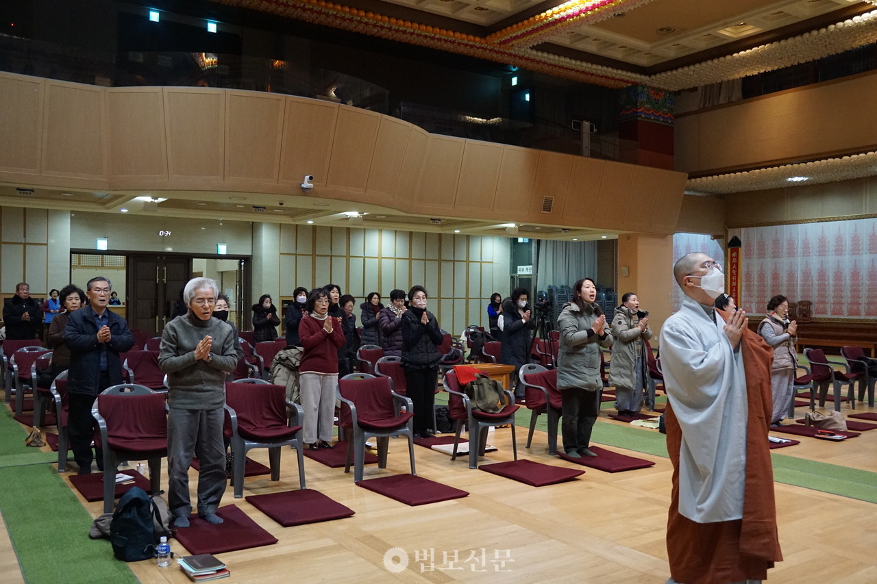 잠실 불광사는 1월 7일 오전 10시 반 경내 보광당에서 ‘불기 2569년 성도재일 법회’를 열었다.
