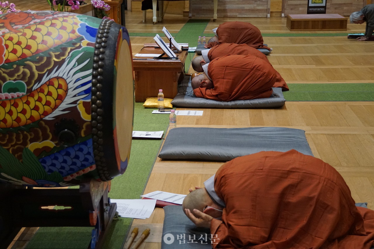 잠실 불광사는 1월 7일 오전 10시 반 경내 보광당에서 ‘불기 2569년 성도재일 법회’를 열었다.