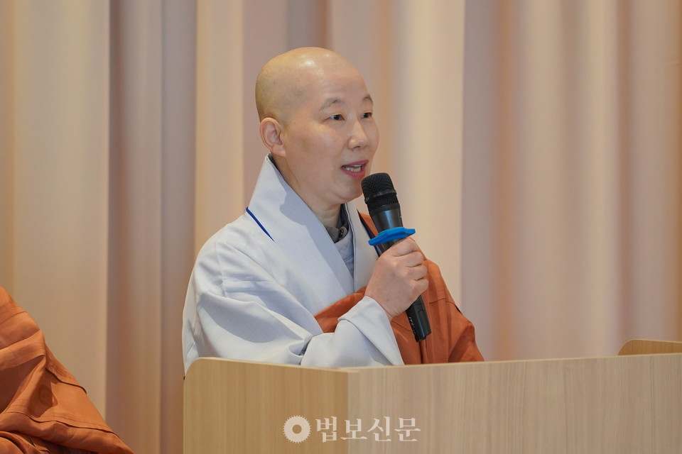 발표하는 재무부장 도융 스님