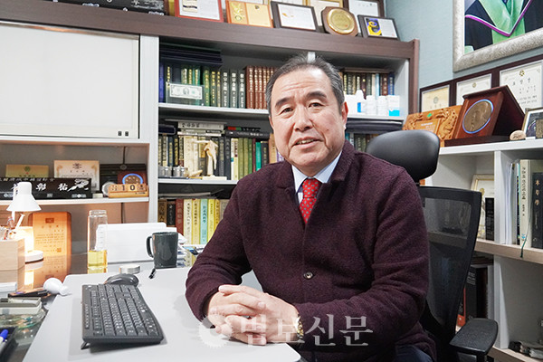 최창우 보문고 총동창회장은 1963년 부처님오신날 대전에서 태어났다. 한국전쟁 피난촌이었던 용두동에 한의원을 개원했다. 현재는 보문고 총동창회장으로 모교 발전이 곧 지역 불교중흥의 원동력이라는 믿음으로 활동하고 있다.