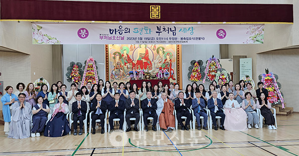 보문고 총동창회장으로 활동하며 각종 교내 행사에 참여하고 있다.