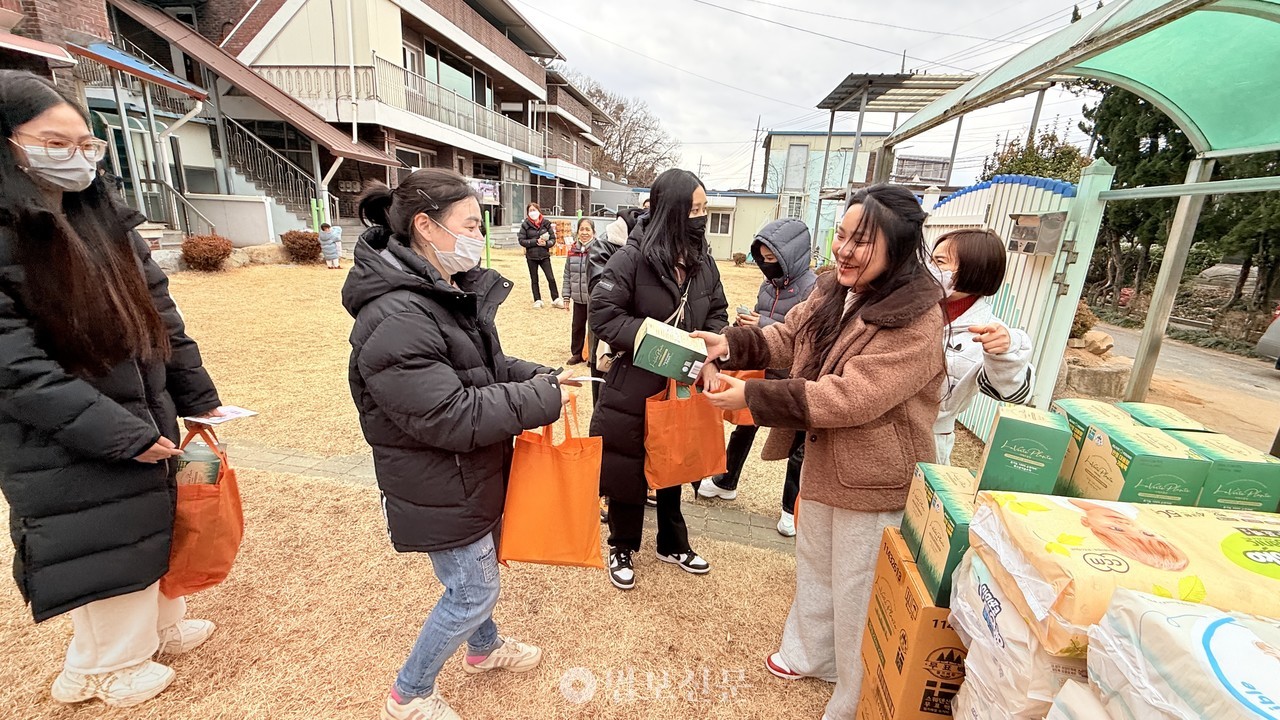 외국인 노동자 등에게 후원물품을 전달하고 있다.