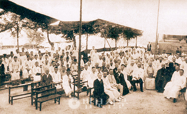 불교계를 대표했던 30본산연합사무소가 1915년 개최한 불교 진흥회 정기총회. 만암 스님은 백양사 주지였던 환응 스님을 대신해 외부 회의에 참석하고는 했다. [출처=‘한국불교 100년’]