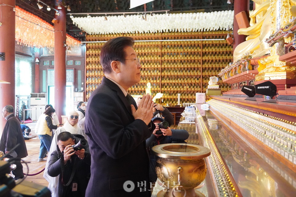 이재명 대표는 총무원장 진우 스님 예방에 앞서 조계사 대웅전에서 참배했다.