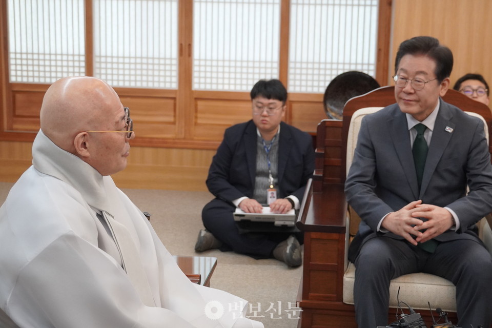 진우 스님은 “국민들이 어느 때보다 불편해하고 불안해 한다”며 “정치인과 더불어 종교인에게도 책임이 있다”고 말했다.