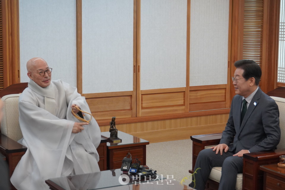 조계종 총무원장 진우 스님이 이재명 더불어민주당 대표에게 “요즘 칼날 위에 있는 저울 같다는 느낌을 받는다”며 “어느 때보다 국민이 불안해하고 있다. 정치인, 종교인 모두 책임을 갖고 해결해나가야 한다”고 말했다.