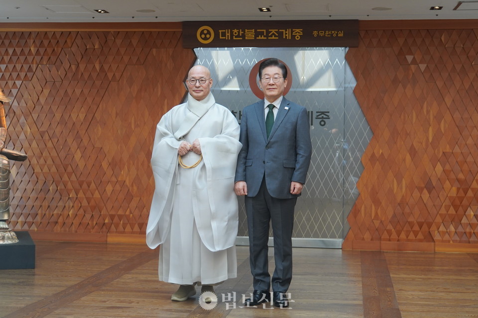 예방을 마치고 기념촬영을 하는 진우 스님과 이재명 대표.
