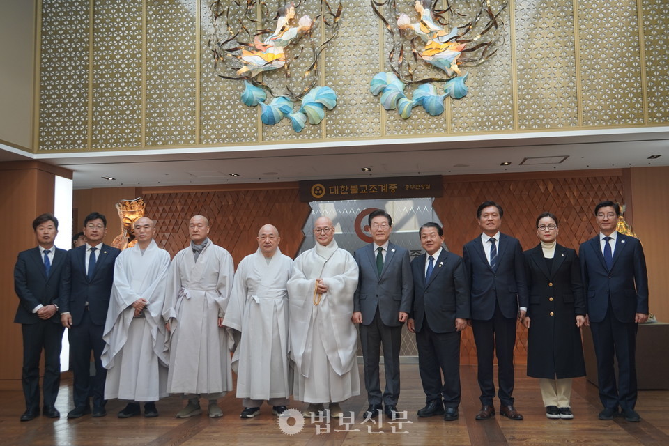 예방을 마치고 단체사진을 찍는 모습. (왼쪽부터)이규민 정무특보, 김태선 의원, 사서실장 일감 스님, 기획실장 법오 스님, 총무부장 성화 스님, 총무원장 진우 스님, 이재명 대표, 김병주 의원, 조승래 의원, 임오경 의원, 이해식 비서실장.