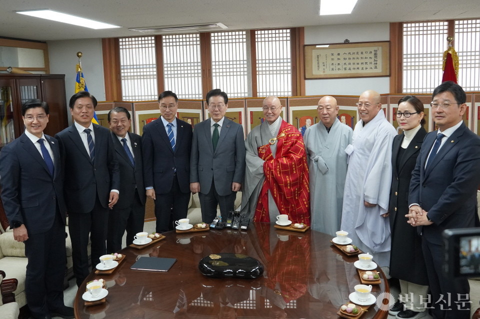 총무원장 상진 스님은 이재명 대표에게  “지혜를 발휘해 우리 국민이 더 편안할 수 있도록 애써주시길 기원한다”고 당부했다.