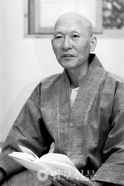 법정 스님 입적 15주기를 맞아 사상을 조명한 평전이 발간됐다.