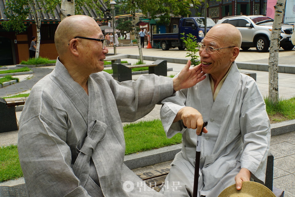 1994년 개혁회의로부터 멸빈의 징계를 받은 종원 스님(좌측)과 원두 스님이 2015년 서울 조계사 인근에서 만나 서로의 안부를 물었다. 이후로도 10년의 시간이 흘러 두 스님의 세수는 벌써 90세를 넘나들고 있다. [법보DB]