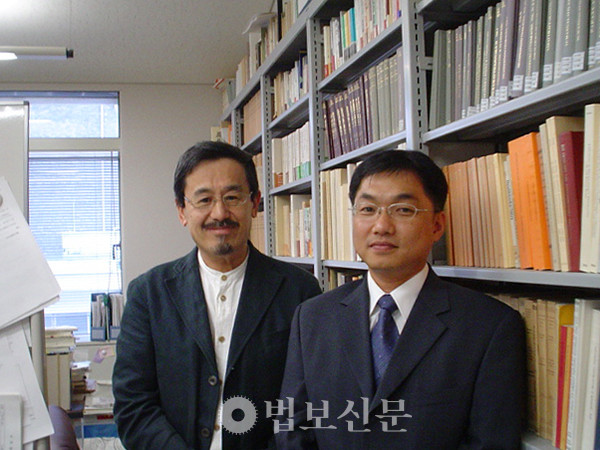 이필원 교수는 일본 붓쿄대학 나미카와 다카요시(並川孝儀) 교수를 지도교수로 초기불교 경전을 연구했다.