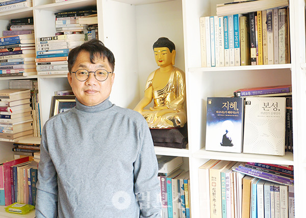 이필원 동국대 와이즈캠퍼스 교수는 불교 신앙이 맹목적인 믿음이 아닌 사유와 비판을 거친 ‘믿음’이어야 한다고 강조했다. 특히, ‘좋은 도반’과 ‘좋은 스승’을 가까이 하는 것이 불교 수행의 핵심이라고 설명했다.