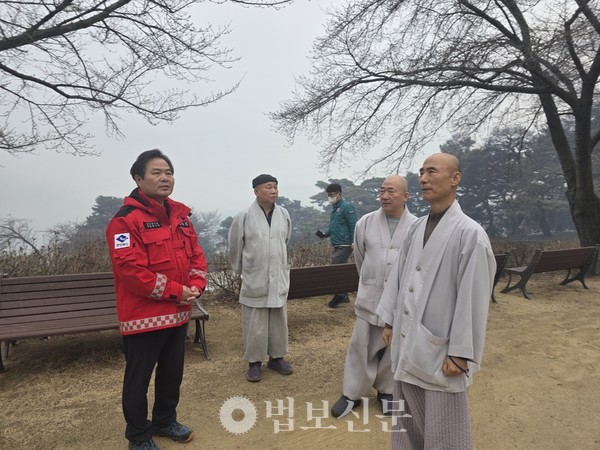 화재 현장을 찾아 김학홍 경북 행정부시장과 피해 상황에 대해 이야기 나눈 조계종 총무부장 성화 스님(오른쪽 두 번째). [조계종]