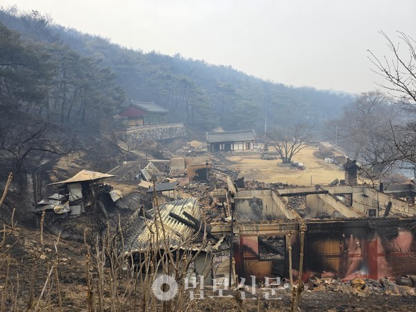 3월 23일, 경상권에 번진 산불로 전소된 경북 의성 운람사의 모습. [조계종]