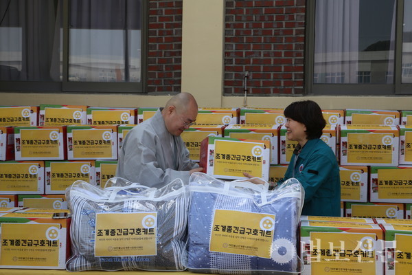 이재민들이 필요로 하는 생필품을 담아  긴급 구호키트로 전달했다.