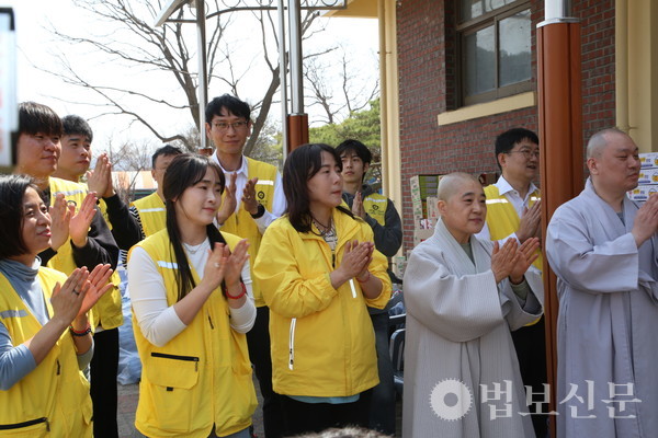 전달식에 참석한 재단 관계자.