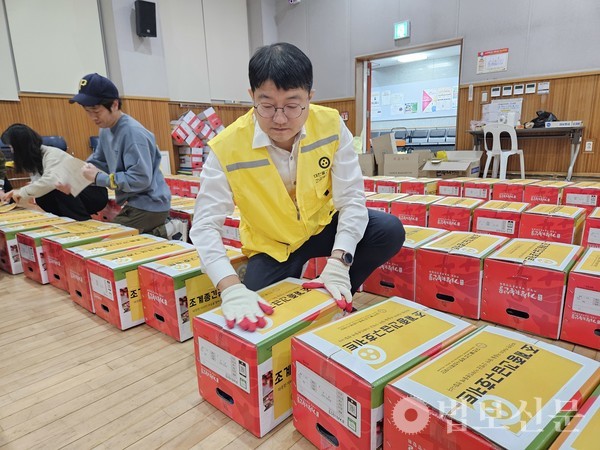 전달식 하루 전인 23일 산청 이재민 대피소에서 1대1 상담을 통해 꼭 필요로 하는 생필품을 구호키트로 마련, 야간 작업을 거쳐 포장을 마쳤다.