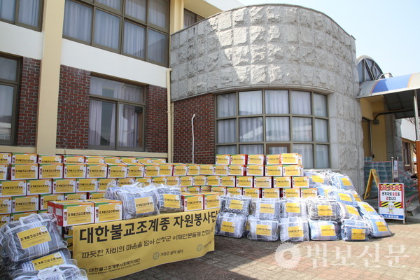 긴급 구호키트 300상자를 산청군 6곳의 대피소에 전달하며 빠른 진화와 복구를 기원욪했다. 