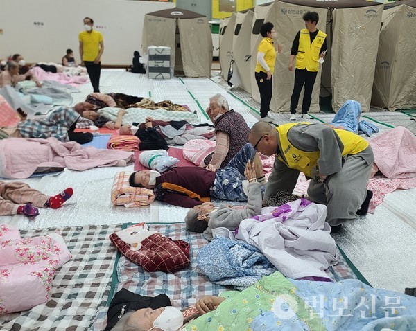 덕운 스님도 대피소로 마련된 의성 체육관에서 어르신들의 손을 잡고 “조계종이 최선을 다해 안정적인 복귀를 돕겠다”고 전했다. 