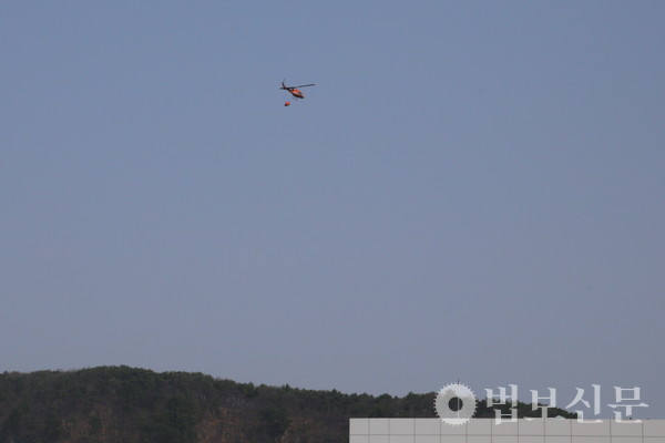 전달식이 진행되는 시각에도 상공에서는 연신 헬기가 이동하며 화재 진화작업이 이어지고 있었다. 