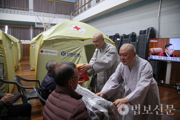 조계종사회복지재단 대표이사 묘장 스님과 거창군 삶의 쉼터 관장 선용 스님이 산청 단성중학교 대피소의 이재민들에게 구호품을 직접 전달하며 “이재민 여러분이 하루빨리 일상으로 복귀해 안정적인 생활을 이어갈 수 있기를 바란다”고 기원했다. 