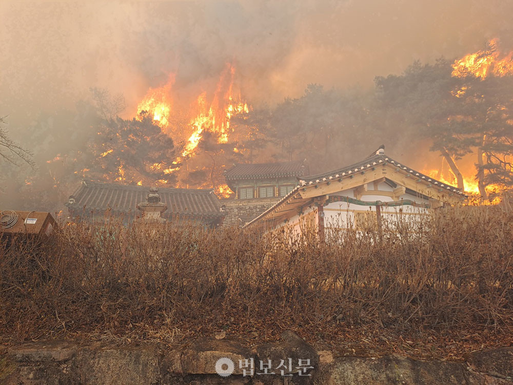 화마에 휩싸인 운람사.