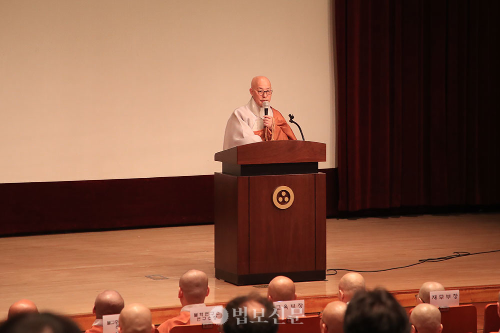 조계종 총무원장 진우 스님이 3월 24일 아침예불 자리에서 조계종 중앙종무기관의 조직개편을 비롯해 3월 26일 개원하는 제233회 중앙종회 임시회에 이어 4월부터 시작되는 불교의 달 관련 행사 등 종단 현안을 일일이 거론하며 종무원들을 독려했다. [조계종]