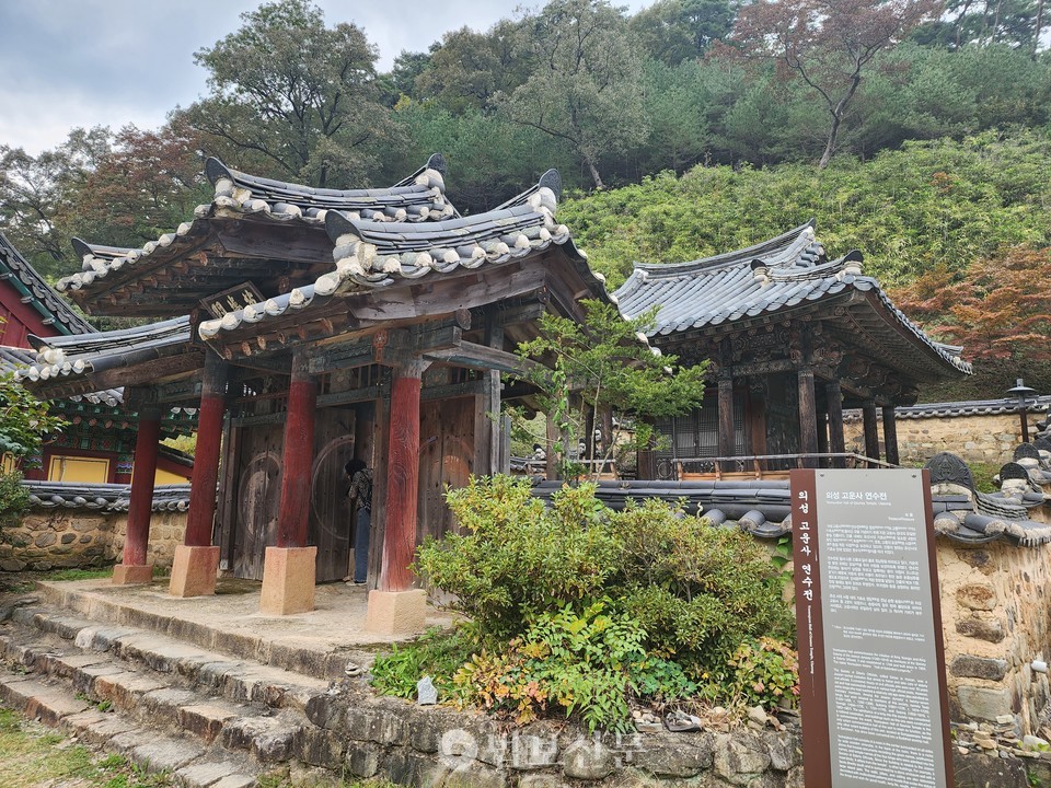 국가문화유산 보물인 고운사 연수전. 