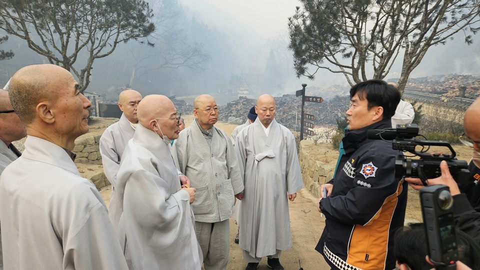 조계종 총무원장 진우 스님은 3월 26일 고운사를 직접 방문해 피해 현장을 점검했다.[사진=조계종]