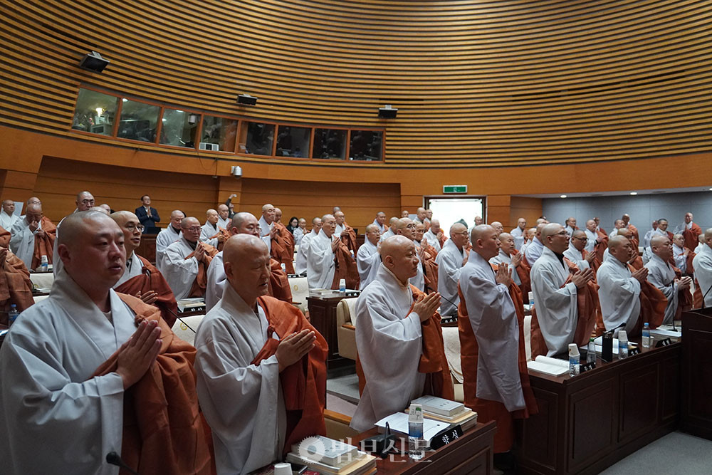 조계종 제233회 중앙종회 임시회가 3월 26일 개원했다. 이날 임시회는 중앙종회의원 73명이 참석해 성원됐다.