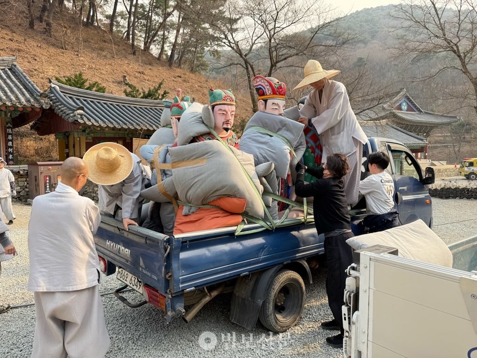 3월 24일 긴급 대비령이 발령되면서 고운사 성보들을 이운하는 모습.[사진=도륜 스님]