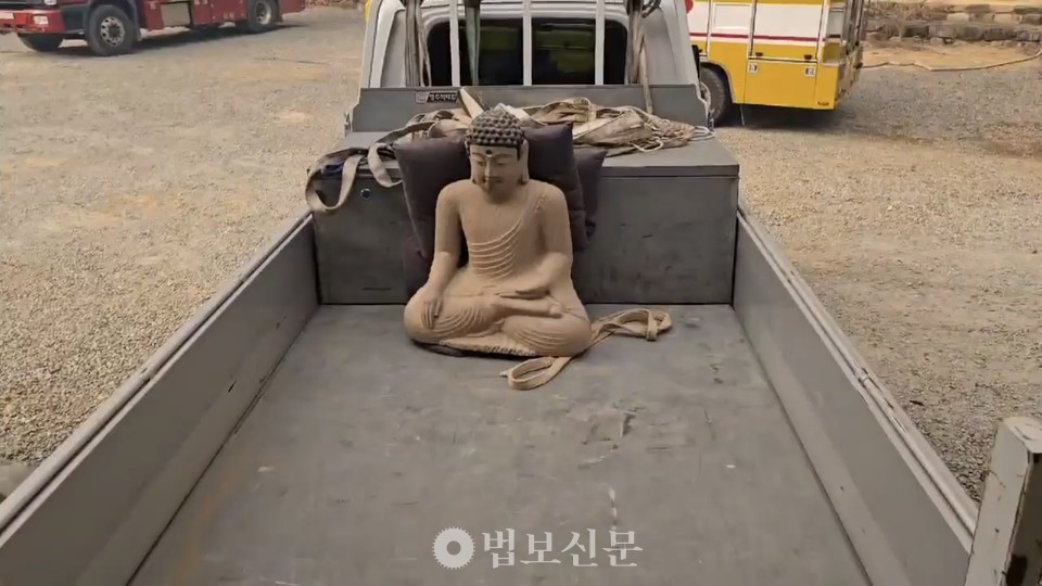 보물 ‘의성 고운사 석조여래좌상’이 3월 25일 산불의 피해 트럭에 옮겨진 모습.[사진=김윤기]