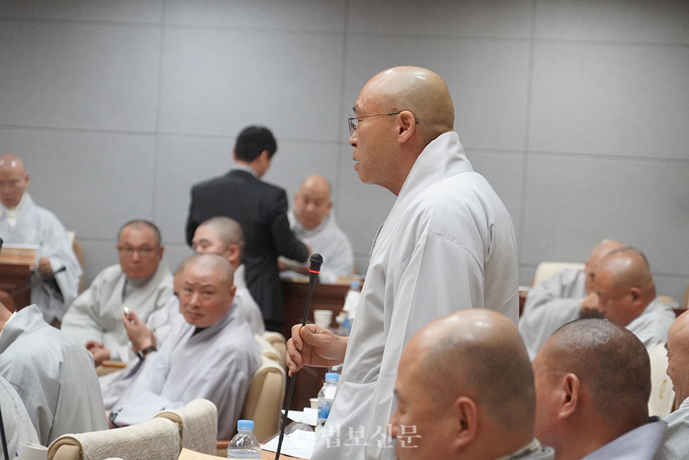 동화사 교구 소속 종회의원 선광 스님이 팔공총림 해제에 대해 발언하고 있다. 