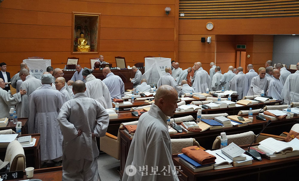 종회의 무기명 투표 결과 찬성 50표, 반대 23표로 긴급발의된 팔공총림 해제 안건이 원안대로 가결되면서 동화사는 총림 지정 12년 만에 해제됐다.