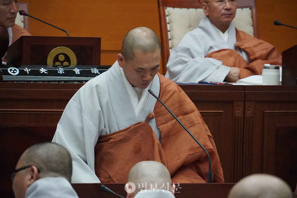  팔공총림 해제안건에 대해 설명한 재안 스님.