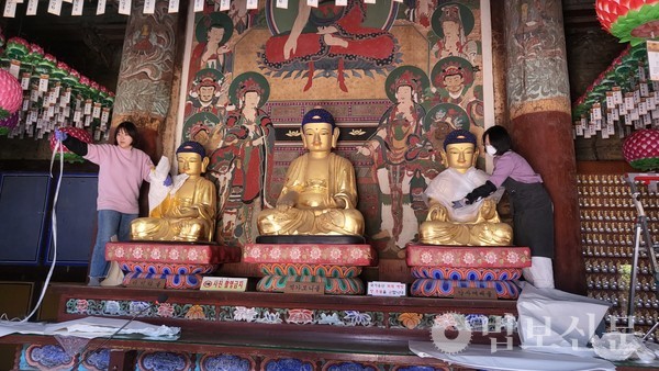 범어사성보박물관과 부산시립박물관 전문가 40여 명이 동참한 가운데 문화유산 이송을 위한 작업을 신속하게 진행했다.