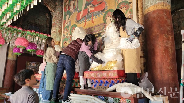 장안사에는 보물 제1771호 장안사 대웅전, 보물 제1824호 장안사 석조석가여래삼불좌상 등 보물 2점이 있으며 부산시 유형문화유산 10점, 부산시 민속문화유산 3점 등 총 15점이 국가유산으로 지정돼 있다.  