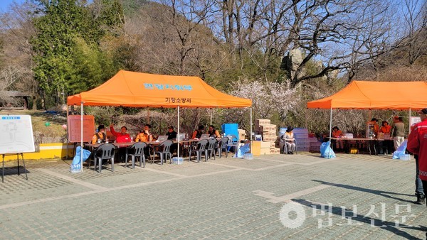 장안사에 설치된 산불 대비 현장지휘부.