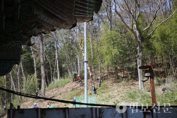전각 주위로 화재 방지 작업을 진행하고 있다.