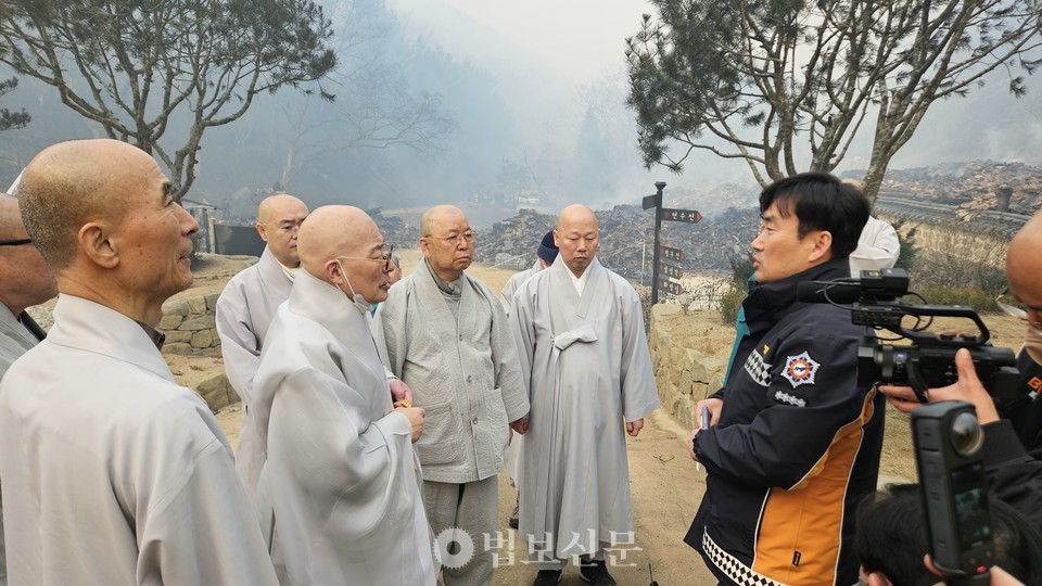 진우 스님은 3월 26일(수) 오전 7시 30분, 경북 의성의 고운사를 방문해 산불 피해 현황을 직접 확인하고 관계자들에게 감사의 뜻을 전했다. 이날 방문에는 제8교구본사 직지사 주지 장명 스님, 총무원 문화부장 혜공 스님이 동행했다. [조계종 홍보팀]