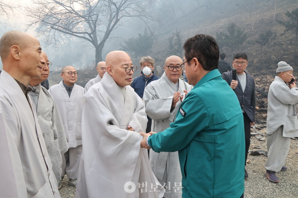진우 스님은 고운사에서 제16교구본사 고운사 주지 등운 스님과 이철우 경상북도지사를 만나 함께 피해 현장을 둘러보며 사찰이 입은 피해 상황을 점검했다. 또한 산불 진화와 피해 복구를 위해 헌신하고 있는 유관기관과 사찰 관계자들의 노고에 깊은 감사를 표했다.