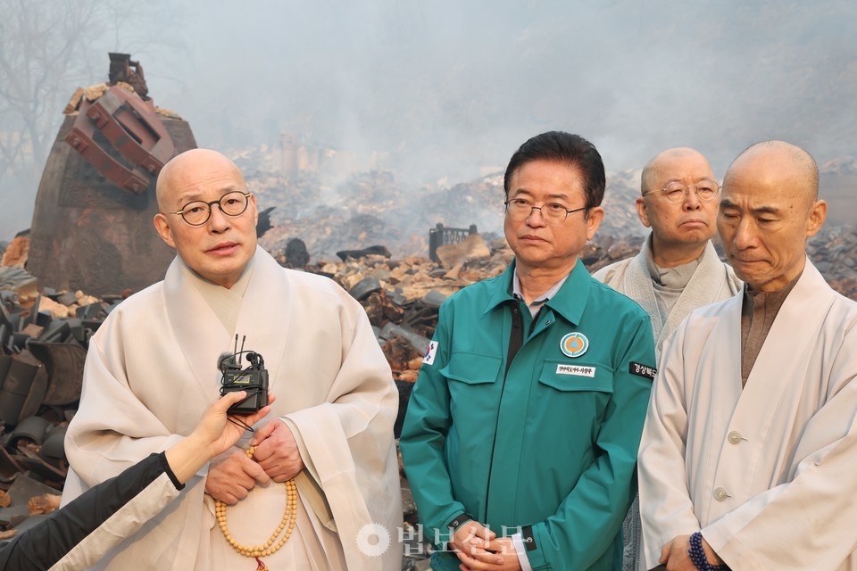 고운사에 방문해 피해 상황을 확인한 진우 스님은 "화마로 인해 희생된 분들의 명복을 빌며, 정부와 국가가 비상사태에 엄중히 대응해 피해 주민들이 하루빨리 일상을 되찾을 수 있도록 최선을 다해 주기를 바란다"고 말했다. 또한 "소실된 사찰과 문화유산을 복구할 수 있도록 종단 차원에서도 지원 방안을 마련할 것"이라고 밝혔다. (왼쪽부터)조계종 총무원장 진우 스님과 이철우 경상북도지사, 고운사 주지 등운 스님.