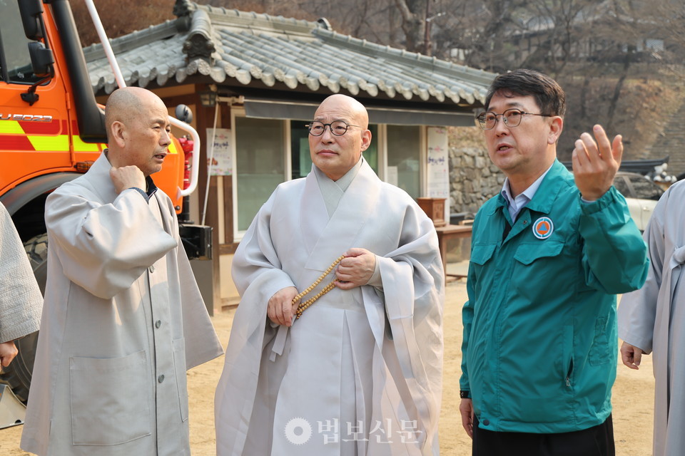 이어 스님은 화재 피해가 우려되는 안동 봉정사를 방문해 최응천 국가유산청장과 함께 화재 예방 대책을 점검하며 사찰 보호 방안을 논의했다. 이 자리에서 최 청장은 "앞으로도 국가 및 유관기관과 협력해 문화유산 보호 대책을 더욱 강화하겠다"고 강조했다.[조계종 홍보팀]