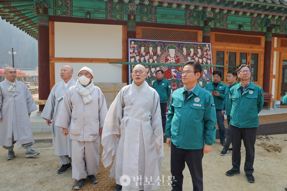 청송 대전사의 산불 피해 대비 상황을 확인하고 있는 진우 스님.