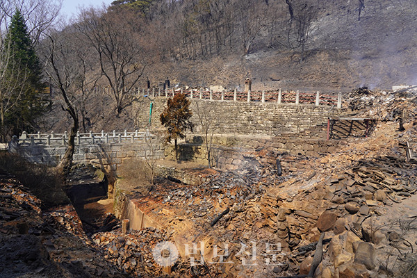 30동의 전각이 있는 고운사에서는 21개 전각이 화마로 사라졌다. 