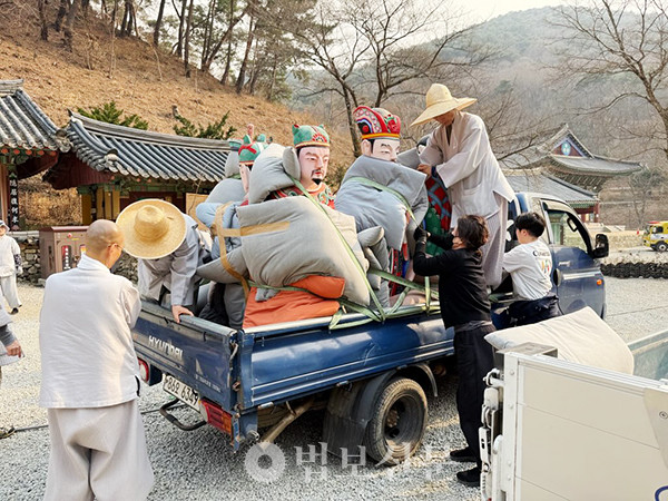 3월 24일 긴급 대비령이 발령되면서 제16교구본사 고운사 성보들을 이운하는 모습.[사진=도륜 스님]