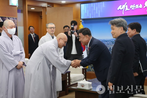 통도사 주지 현덕 스님은 통도사 보살계 수계산림 첫날 일정을 마친 직후 지체없이 울산시청을 찾았다.