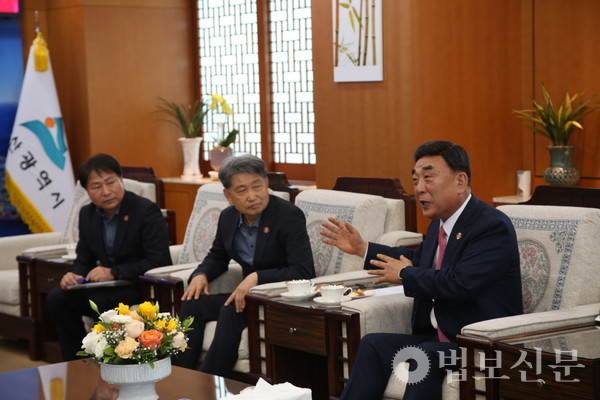 김두겸 울산시장이 산불 피해와 당시 기박했던 화재 진압 상황을 설명했다.